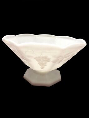 Anchor Hocking Vtg Milk Glass Fruit Bowl Grape Pattern.